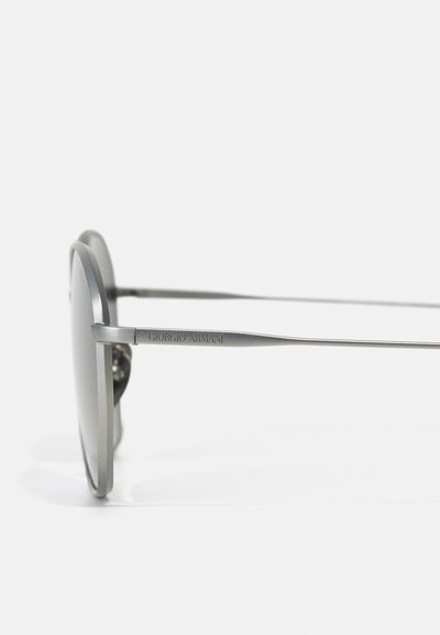 Ochelari de soare din metal cu un cadru argintiu elegant, lentile circulare și brațe subțiri cu numele brandului "Giorgio Armani" gravat.