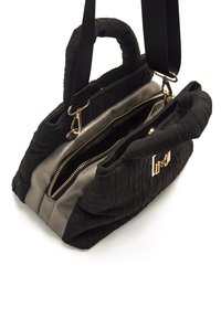 Bolso negro texturizado con un acabado arrugado, que presenta una base metálica plateada y herrajes dorados. Incluye dos compartimentos con cremallera y dos asas.