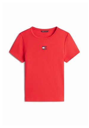 T-shirt rouge à manches courtes côtelées avec col rond et petit patch logo Tommy Jeans centré sur la poitrine.