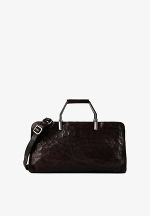 Bolso de cuero marrón oscuro texturizado con asa de marco metálico cuadrado en plata y correa ajustable para el hombro sobre fondo blanco.