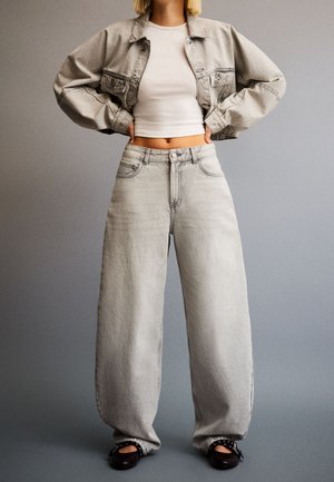 Bershka, Coupe large - light grey