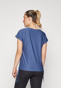 ONLY Play ONPAUB SMILA BAT LOOSE TOP - Sportovní tričko - vintage indigo