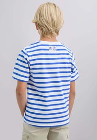 Camiseta a rayas en azul y blanco, de mangas cortas, material de algodón, con una etiqueta de logo en la parte posterior cerca del escote.