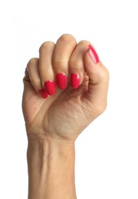 Smalto per unghie di un vivace rosa applicato su unghie corte a forma ovale di una mano che forma un pugno. Il tono della pelle è chiaro con vene e texture visibili.