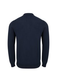 Granatowy sweter z długim rękawem i kołnierzem, o gładkiej fakturze oraz ściągaczach przy rękawach i dolnym brzegu, zaprojektowany w prostym, klasycznym kroju.