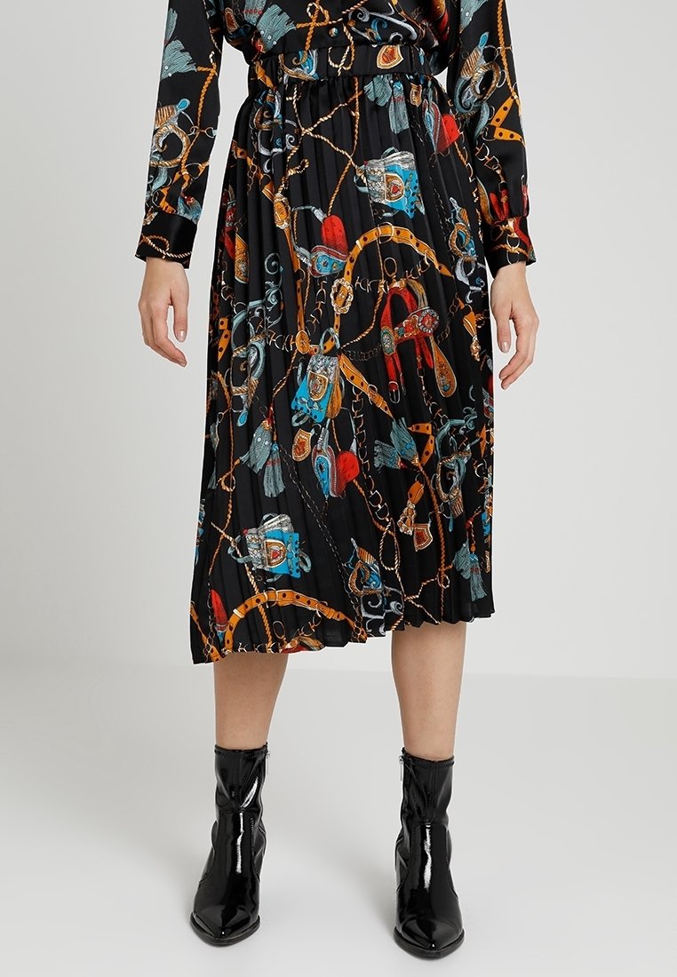 Falda midi plisada con base negra y estampado de cadenas y accesorios de colores, terminada con una cinturilla elástica para mayor comodidad.