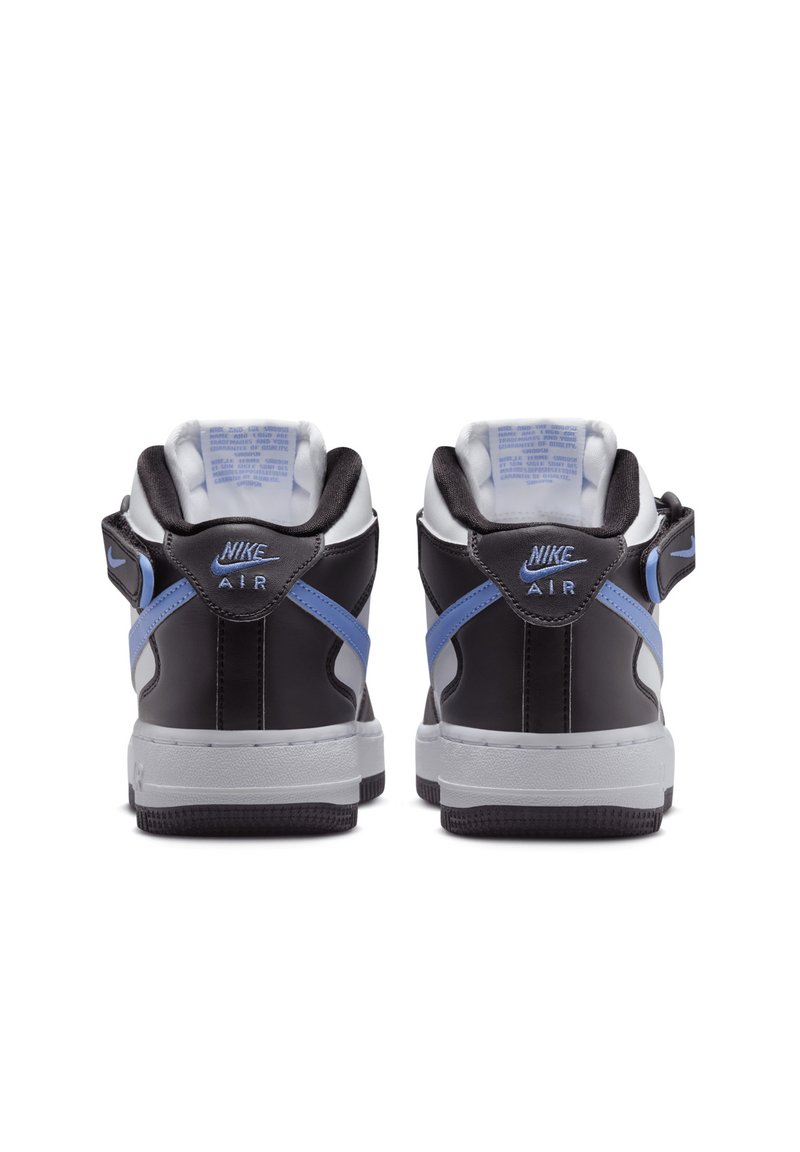 Czarne skórzane wysokie sneakersy z niebieskimi akcentami, białą podeszwą środkową, wyściełanym kołnierzem oraz wyraźnym godłem Nike na pięcie i języku.