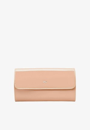 Perzikkleurige neplederen portemonnee met een magnetische flapsluiting, voorzien van een subtiel logo en een gladde textuur, rechthoekige vorm.