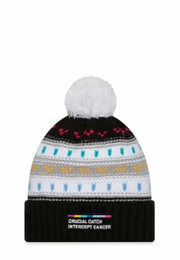 Strickmütze mit schwarzem Grund, weißem Pompon, mehrfarbigen horizontalen Streifen mit Mustern und einem Patch "CRUCIAL CATCH INTERCEPT CANCER".