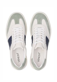 Bílé tenisky s šedými a námořnickými akcenty, vyrobené z hladké kůže a semiše, s kulatou špičkou a plochými tkaničkami. Viditelné logo značky.