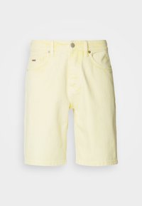 Pantalones cortos de mezclilla amarillos con un diseño clásico de cinco bolsillos, de longitud corta y cierre frontal con botón. Textura suave con un acabado de lavado claro.