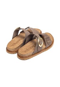 Braune Wildleder-Sandalen mit zwei breiten Riemen, einem strukturierten Korkfußbett und einem goldfarbenen Akzent am äußeren Riemen. Gummisohle mit Profil.