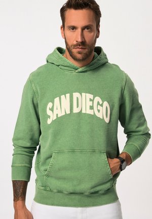 Felpa verde in tessuto morbido, con tasca frontale e scollatura rotonda. "SAN DIEGO" stampato in bianco sul petto.