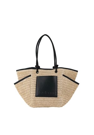 Bolso tote de paja tejido con detalles de cuero negro, que cuenta con dos bolsillos laterales, asas superiores y una parche rectangular frontal con logo en relieve.