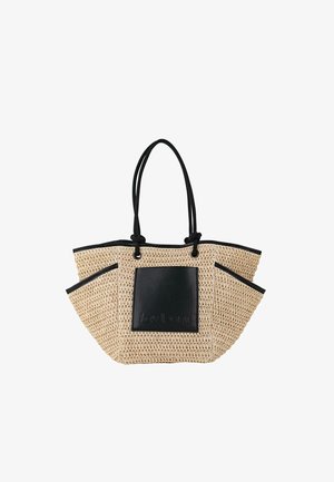 Bolso tote de paja tejido con detalles de cuero negro, que cuenta con dos bolsillos laterales, asas superiores y una parche rectangular frontal con logo en relieve.