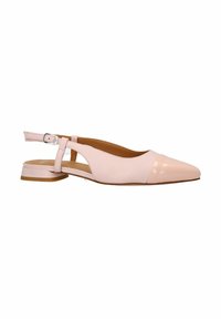 Scarpe flat slingback in pelle rosa lucida con punta affusolata, design aperto ai lati e tacco piccolo; chiusura con fibbia alla caviglia.
