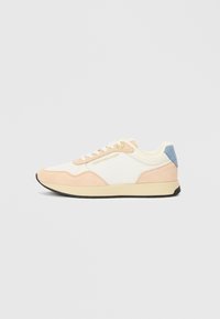 Παπούτσι αθλητικό με λευκή βάση, ελαφριά ροζ σουέτ λεπτομέρειες και τακούνι σε ανοιχτό μπλε χρώμα. Σχοινιά σε ταιριαστό χρώμα με καουτσούκ σόλα.