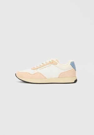 Sneaker med en hvid base, lyse ferskenfarvede ruskindsdetaljer og en lyseblå hælflap. Snørebånd i matchende farve med en gummisål.