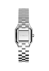 Strieborné hodinky Timex s obdĺžnikovým puzdrom, lešteným kovovým náramkom, hladkým povrchom a logom vyrytom na zadnej strane.