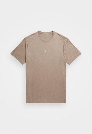Beige T-shirt met korte mouwen en ronde hals met klein wit Polo Ralph Lauren-logo in het midden van de borst, plat gelegd op een witte achtergrond.