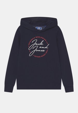 Granatowa bluza z kapturem ze sznurkiem, z białym i czerwonym napisem w okrągłym wzorze, który brzmi "Jack and Jones Established 1990."