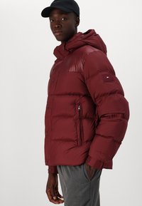 Tommy Hilfiger MIX JACKET - Dūnu jaka - deep rouge