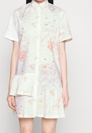 Biała sukienka koszulowa z krótkim rękawem, zapinana na guziki z różowo-pomarańczowymi kwiatowymi i morskimi motywami oraz falbaną na dole.
