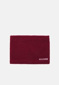 Virkat rött pannband med ribbat mönster. Har en liten vit "HILFIGER"-logga på ena sidan. Rektangulär form, mjukt material.