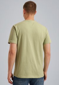 T-shirt vert olive à manches courtes en coton doux, avec un col rond classique et une texture lisse, vu de dos.