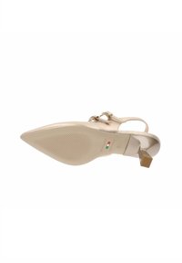 Sandal in beige con punta affusolata e tacco a blocco, dalla texture liscia e dal design minimalista. Presenta una fibbia regolabile e una suola decorata.
