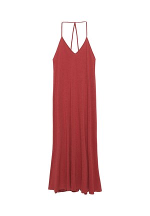 Robe rouge sans manches avec fines bretelles et profond décolleté en V, jupe longue fluide, et détail de bretelle reliant l'encolure dos.
