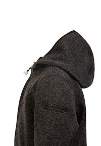Felpa grigia in pile con finitura testurizzata, dotata di cappuccio con coulisse, bordi neri e branding discreto sulla spalla. Vista laterale.