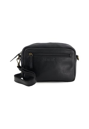 Schwarze Leder-Wristlet-Tasche mit vorderer Reißverschlusstasche, geprägtem Markennamen "VENEZIA" und abnehmbarem Tragegurt, präsentiert vor einem weißen Hintergrund.