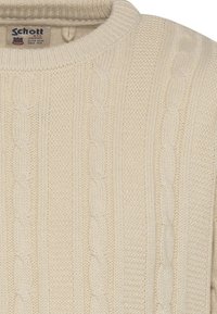 Kremowy sweter dziergany o prążkowanym wzorze z warkoczowymi splotami i klasycznym okrągłym dekoltem. Widoczne logo marki Schott.