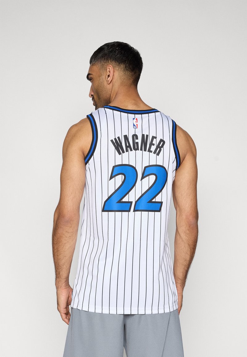 Weißes Basketballtrikot mit vertikalen schwarzen Streifen und blauen Akzenten, mit dem Namen "WAGNER" und der Nummer "22" in fetter blauer Schrift.