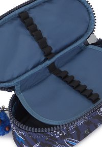 Custodia con zip di colore navy con interni blu scuro. Presenta fasce elastiche per l'organizzazione e un esterno testurizzato con un motivo geometrico colorato.