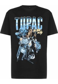 Svart bomulls-T-shirt med ett grafiskt tryck av en motorcykel med en figur, överlagd med blå och vit text som säger "TUPAC" och "All Eyez On Me."