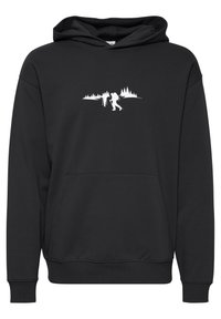 Sudadera negra de tejido grueso con un bolsillo delantero, que presenta un gráfico blanco de excursionistas y árboles en el pecho.