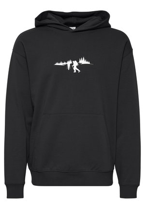 Svart hettegenser laget av tykk stoff med en frontlomme, prydet med et hvitt grafisk motiv av vandrere og trær over brystet.