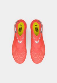 Lyserøde atletikskøjter med en tekstureret overdel, prydet med sølvdetaljer, en polstret indersål og snørelukning.