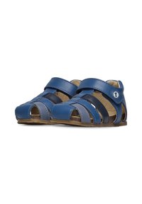 Sandali in pelle blu con design open toe, caratterizzati da più fasce e una suola texturizzata marrone chiaro. Accentati da un logo circolare.