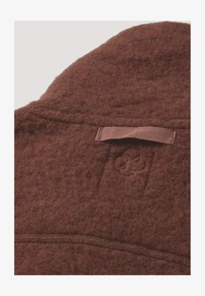 Braunes, gefilztes Wollkleidungsstück mit strukturierter Oberfläche. Verfügt über ein kleines gesticktes Logo und ein gewebtes Aufhängeetikett.