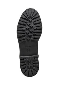 Suela de goma negra con un patrón de dibujo grueso que presenta agarres en forma de cruz y agujeros de drenaje. Marcada con la marca "GEOX".