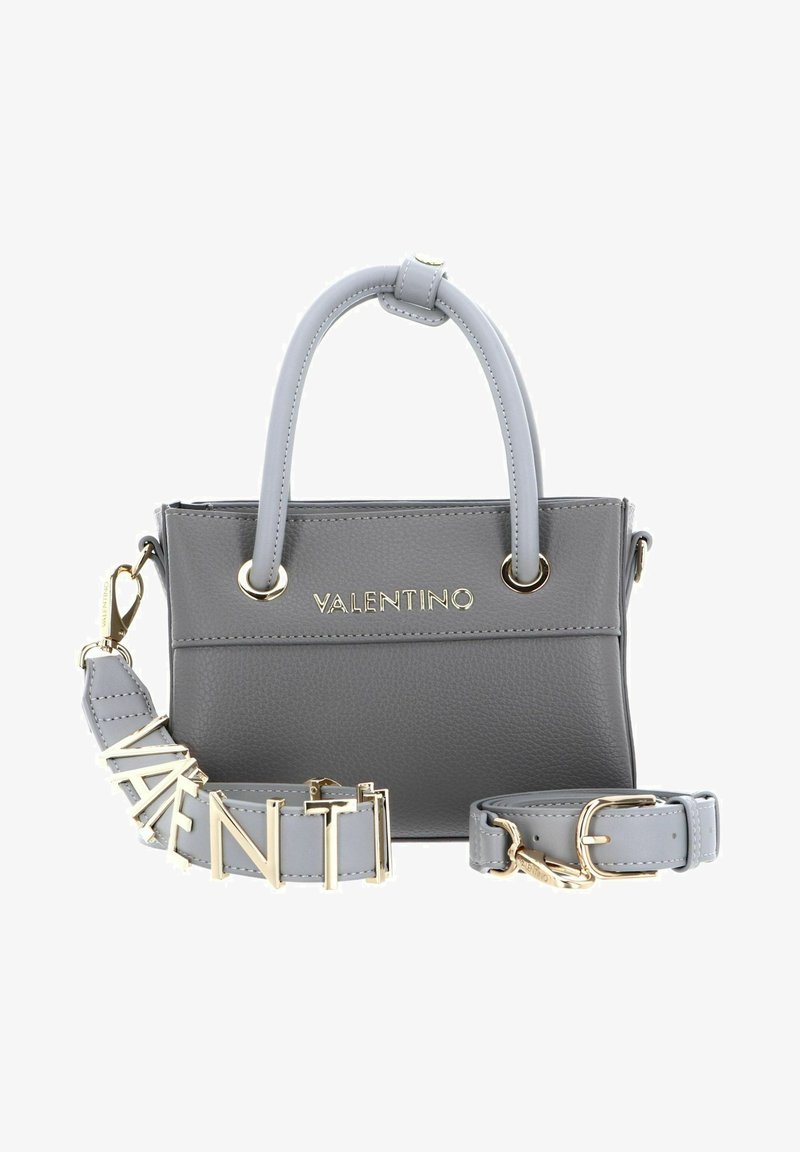 Bolsa de couro cinza com um design estruturado, acessórios em tom dourado e alças duplas. Apresenta uma alça destacável com acentos de logo.