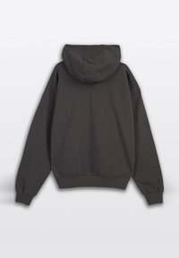 Ciemnoszara bluza z kapturem o miękkiej fakturze, w oversize'owym kroju, z kieszenią kangurzą. Posiada ściągacze przy mankietach i u dołu oraz regulowany kaptur.