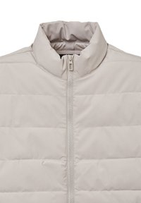 Helles beiges Puffer-Westen mit hohem Kragen, Frontreißverschluss und gesteppter Optik. Glatte Textur, leichtes Material, geeignet für das Tragen in Schichten.