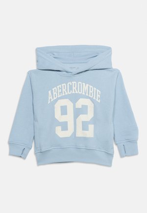 Sweat à capuche bleu clair pour tout-petit avec capuche, poignets côtelés avec ouverture pour le pouce et texte blanc "ABERCROMBIE 92" sur le devant.