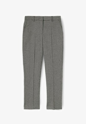 Pantalones gris ajustados con pliegues frontales, bolsillos laterales, pasadores para cinturón y un cierre frontal oculto, mostrados planos sobre un fondo blanco.