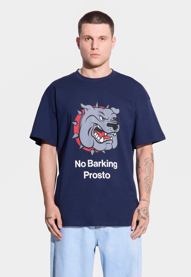 Granatowa bawełniana koszulka z grafiką szarego pit bulla z kolcami, z towarzyszącym mocnym białym napisem: "No Barking Prosto."