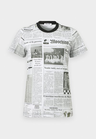 Μπλούζα Moschino με κοντό μανίκι και μαύρο γιακά, με ασπρόμαυρο μοτίβο εφημερίδας που περιλαμβάνει κείμενα και εικόνες με χήνες και ένα παιδί.